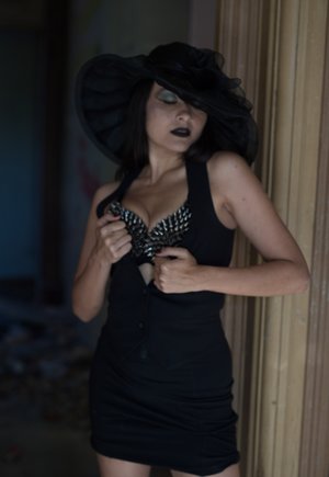 Girl Folio are pleased to offer you a free photos featuring Sophia Jade showing superb shape