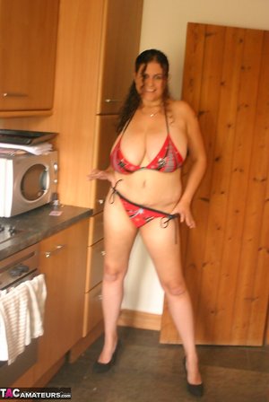 TAC Amateurs invites you to browse their xxx pictures with Denise Davies demonstrating sexy form